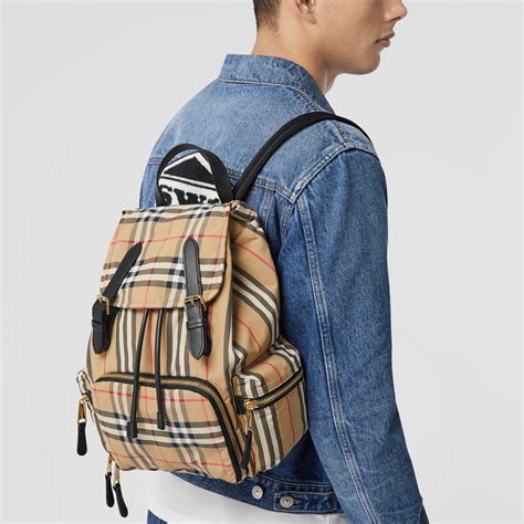 burberry the medium rucksack mit vintage-aufdruck